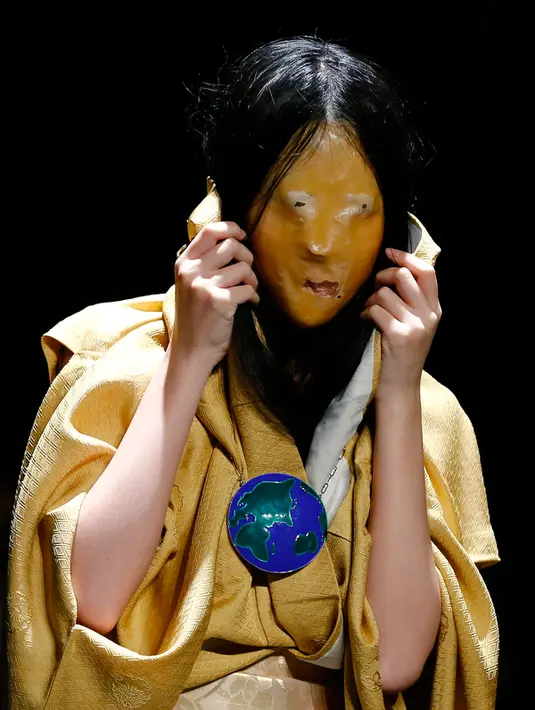 Seorang model berpose mengenakan busana dari desainer writtenafterwards selama Autumn/Winter 2016 Tokyo Fashion Week di Jepang, (16/3/2016). Writtenafterwards membawa suasana mistis pada pagelaran busana ini. (REUTERS/Thomas Peter)