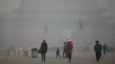 Kabut asap menyelimuti Lapangan Tiananmen, Beijing, Rabu (15/1/2015). (REUTERS/Kim Kyung-Hoon)