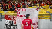 Seorang pendukung Manchester United membentangkan banner bergambar kapten tim, Harry Maguire dalam laga persahabatan melawan ASEAN All-Stars yang berlangsung di Stadion Bukit Jalil, Malaysia, pada hari Rabu (28/5/2025) malam waktu setempat. (AFP/Mohd Rasfan)