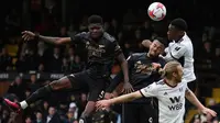 Pemain Arsenal Gabriel Jesus (ketiga kanan) menyundul bola saat melawan Fulham pada pertandingan sepak bola Liga Inggris di Stadion Craven Cottage, London, 12 Maret 2023. Arsenal mengalahkan Fulham dengan skor 3-0. (AP Photo/Ian Walton)