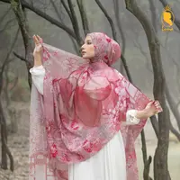 Rayakan satu dekade berkiprah di dunia fesyen, Luna Hijab rilis koleksi scarf terbaru bertajuk Wonderland. (Dok/Fimela/Luna Hijab).