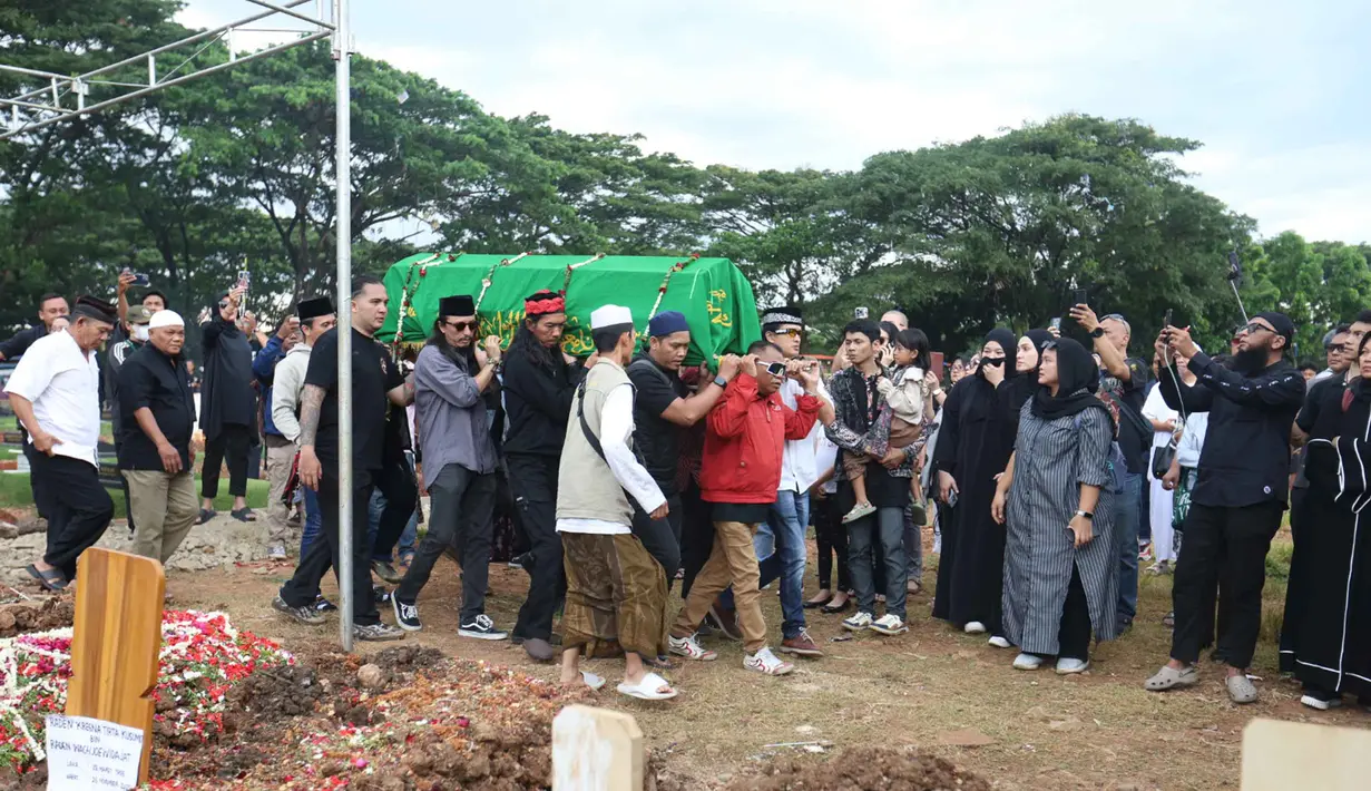 Aktor, Gary Iskak meninggal dunia pada Sabtu 29 November 2025, akibat kecelakaan sepeda motor. Tampak dalam foto, sejumlah kerabat dan pelayat menggotong jenazah Gary Iskak di Taman Pemakaman Umum (TPU) Tanah Kusir, Jakarta Selatan, Sabtu (29/11/2025). (Kapanlagi.com/Budy Santoso)