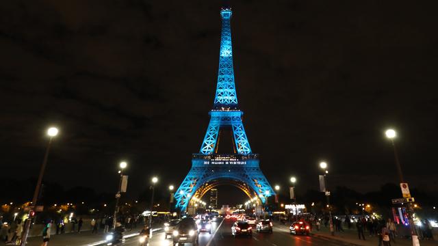 Menara Eiffel Rayakan 300 Juta Pengunjung
