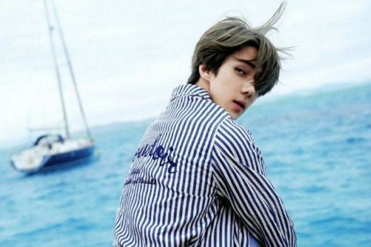 Penampilan Sehun EXO di Paris Fashion Weekn mendapat pujian.