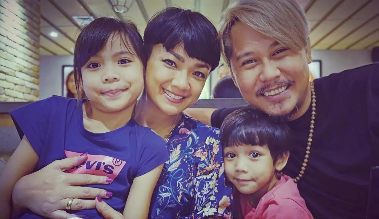 Momentum kebersamaan bagi Nirina bisa dilakukan dengan bermacam cara, tak perlu dengan kehadiran fisik. "Beda ya ama orang lain. Buat saya kapanpun bisa buat momen kebersamaan," ujarnya. (Foto: instagram.com/nirinazubir_)