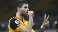 Pemain Wolverhampton Wanderers, Ruben Neves, melakukan selebrasi usai mencetak gol ke gawang Arsenal pada laga Liga Inggris di Stadion Molineux, Selasa (2/2/2021). Arsenal takluk dengan skor 2-1. (Nick Potts/Pool via AP)