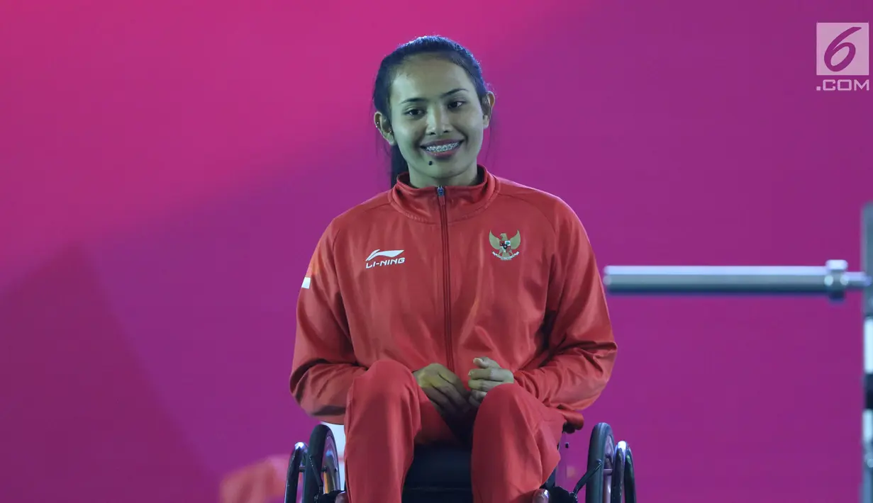 Atlet Para Powerlifting Indonesia, Ni Nengah Widiasih bersiap prosesi medali Womens Up to 41.00kg Asian Para Games 2018 di Jakarta, Minggu (7/10). Ni Nengah meraih perak perdana untuk Indonesia di Asian Para Games 2018. (Liputan6.com/Helmi Fithriansyah)