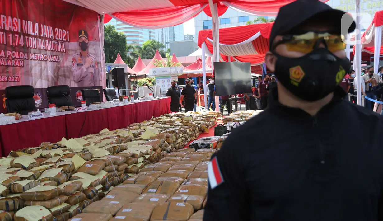 Barang bukti narkotika diperlihatkan saat konferensi pers hasil Operasi Nila Jaya 2021 di Mapolda Metro Jaya, Jakarta, Kamis (25/11/2021). Polda Metro Jaya melakukan pemusnahan barang bukti narkotika ekstasi, sabu, ganja, happy five dan bubuk sintetis dengan total 1,74 ton. (merdeka.com/Imam Buhori)