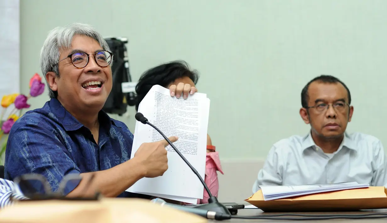 Sosiolog Imam B. Prasodjo (kiri) melakukan jumpa pers berakhirnya masa tugas tim sembilan di Jakarta, Rabu (6/5/2015). Tugas tim sembilan berakhir pada 30 April lalu. (Liputan6.com/Helmi Fithriansyah)