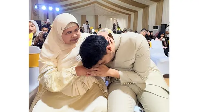 7 Potret Gen Halilintar Bertemu Mamah Dedeh di Tedak Siten Azura, Curi Perhatian