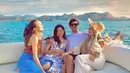Dalam momen liburan ini pun terlihat bahwa liburan keluarga kali ini juga menjadi liburan untuk saling bekumpul dengan keluarga unruk menikmati waktu bersama. Terlihat Beby Tsabina mengabadikan momen saat bersama ibu dan saudaranya. (Liputan6.com/IG/@bebytsabina)