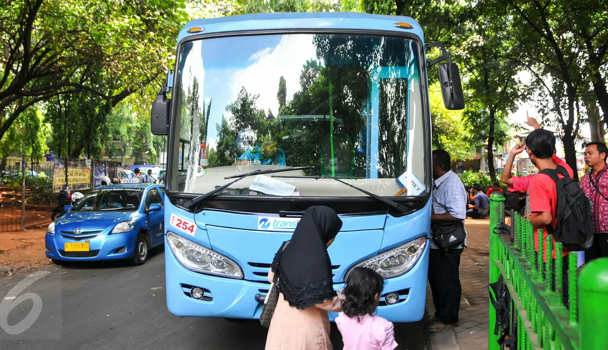 Penumpang saat akan menaiki feeder bus Transjakarta di Stasiun Tebet, Jakarta, Kamis (7/4). Armada itu dikerahkan untuk mengantisipasi penumpukan penumpang saat perlintasan KRL Tebet ditutup. (Liputan6.com/Yoppy Renato)