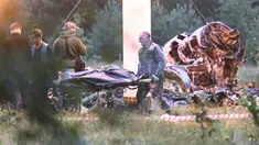Orang-orang membawa kantong jenazah dari puing-puing jet pribadi yang jatuh dekat Desa Kuzhenkino, wilayah Tver, Rusia, Kamis (24/8/2023). Pemimpin tentara bayaran Rusia Wagner Group, Yevgeny Prigozhin dilaporkan tewas saat sebuah jet pribadi yang ditumpanginya jatuh pada 23 Agustus 2023 dan menewaskan 10 orang di dalamnya. (AP Photo)