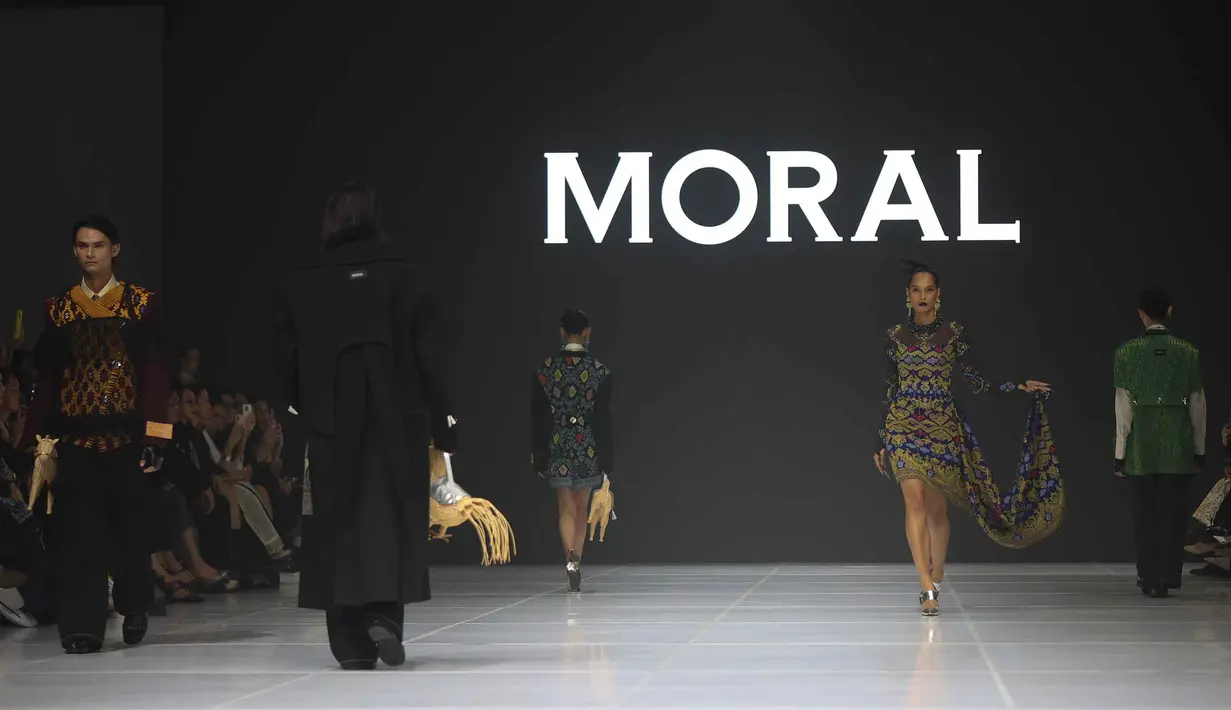 Para model memeragakan busana fesyen Moral pada panggung gelaran mode Jakarta Fashion Week (JFW) 2026 di City Hall, Pondok Indah Mall 3, Jakarta, Rabu (29/10/2025). (Kapanlagi.com/Budy Santoso)