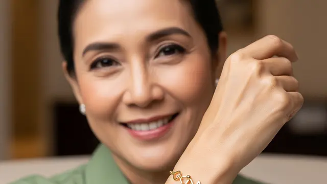 Model Gelang Emas Mewah Namun Ringan untuk Usia 50 Tahun (AI)