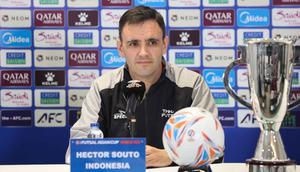 Sementara, timnas Futsal Indonesia yang sudah cetak sejarah dengan menembus babak final, memiliki hasrat kuat untuk meraih trofi pertama. Tampak dalam foto, pelatih Timnas Futsal Indonesia, Hector Souto, saat memberi keterangan terkait laga final Piala Asia 2026 di Indonesia Arena, Kompleks Gelora Bung Karno, Senayan, Jakarta, Jumat (6/2/2026). (Bola.com/M Iqbal Ichsan)