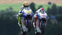 Valentino Rossi (kiri) menjuarai balapan MotoGP Jerman 2009 setelah mengalahkan rekan setimnya di Yamaha, Jorge Lorenzo. (Motorcyclenews)