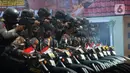 Polisi unjuk kebolehan menembak dari atas motor dalam upacara penutupan pelatihan Tim Patroli Perintis Presisi di Polda Metro Jaya, Selasa (30/11/2021). Pelatihan untuk meningkatkan kemampuan operasi dan patroli dalam mencegah gangguan keamanan dan ketertiban masyarakat. (merdeka.com/Imam Buhori)