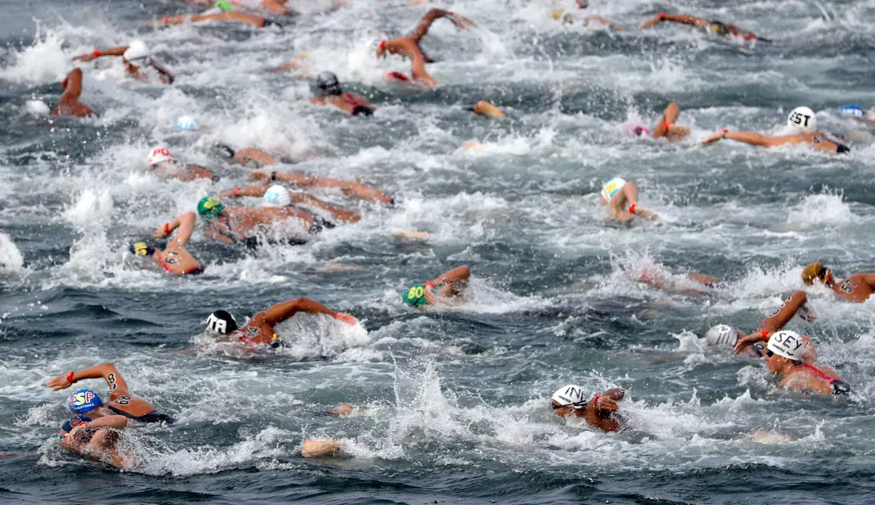 Para perenang berlaga dalam lomba renang air terbuka nomor 10 km putra di Kejuaraan Renang Dunia di Yeosu, Korea Selatan, Selasa (16/7/2019). (AP Photo/Mark Schiefelbein)