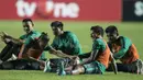 Striker Timnas Indonesia, Irfan Bachdim, tampak ceria usai latihan di Stadion Maguwoharjo, Sleman, Selasa (11/6/2017). Latihan ini persiapan jelang ujicoba melawan Puerto Rico. (Bola.com/Vitalis Yogi Trisna)