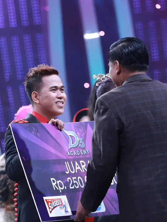 Sebagai juara DA3, Ical berhasil menggondol uang Rp 250 juta sekaligus tambahan uang dari Soimah sebesar Rp 20 juta. (Galih W. Satria/Bintang.com)