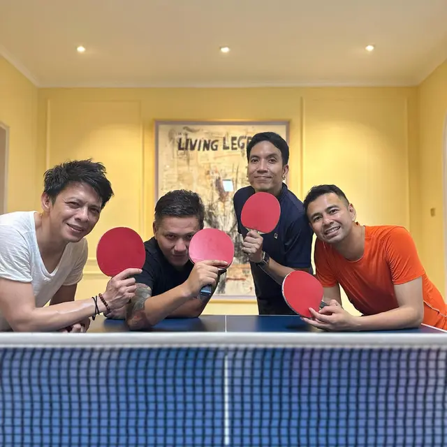 7 Potret Ariel Noah dan Raffi Ahmad Main Ping-Pong Sebelum Tanding di Tinju