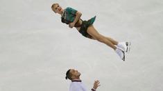 Atlet Rusia, Tatiana Volosozhar dan Maxim Trankov, beraksi di nomor short program Kejuaraan Eropa Figure Skating ISU di Bratislava, Slowakia, (29/1/2016). (Reuters/David W Cerny)