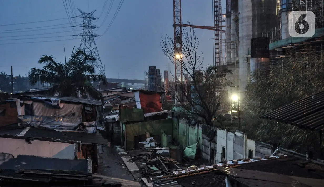 Suasana permukiman Kampung Bayam yang bersebelahan dengan pembangunan JIS di Kampung Bayam, Kelurahan Papanggo, Tanjung Priok, Jakarta, Rabu (21/10/2020). (merdeka.com/Iqbal S. Nugroho)