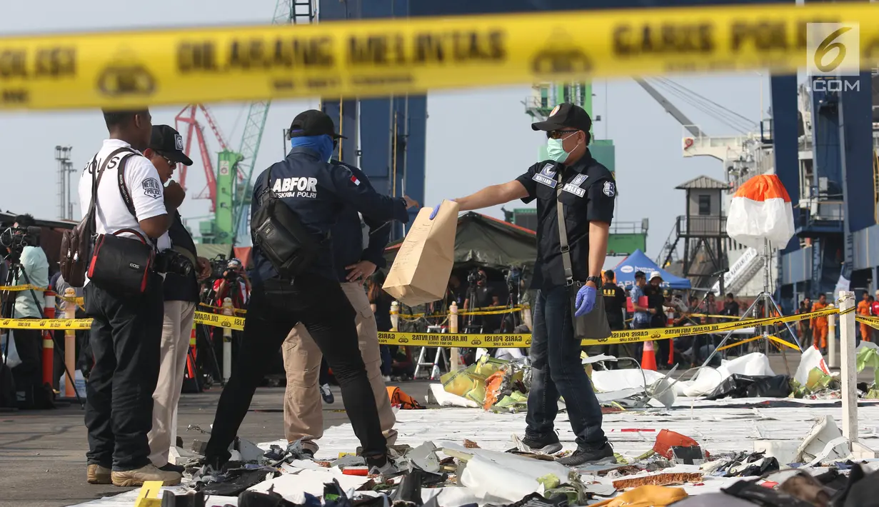Tim Pusat Laboratorium Forensik (Puslabfor) Polri mengambil serpihan pesawat Lion Air JT 610 JICT II, Tanjung Priok, Jakarta Utara, Jumat (2/11). Barang tersebut akan dijadikan sampel untuk diteliti. (Liputan6.com/Angga Yuniar)