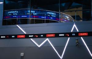 Adapun total volume saham yang telah diperdagangkan adalah 98,791 miliar senilai Rp67,823 triliun. Tampak dalam foto, papan elektronik menampilkan pergerakan Indeks Harga Saham Gabungan (IHSG) di Bursa Efek Indonesia, Jakarta, Kamis (29/1/2026). (YASUYOSHI CHIBA/AFP)