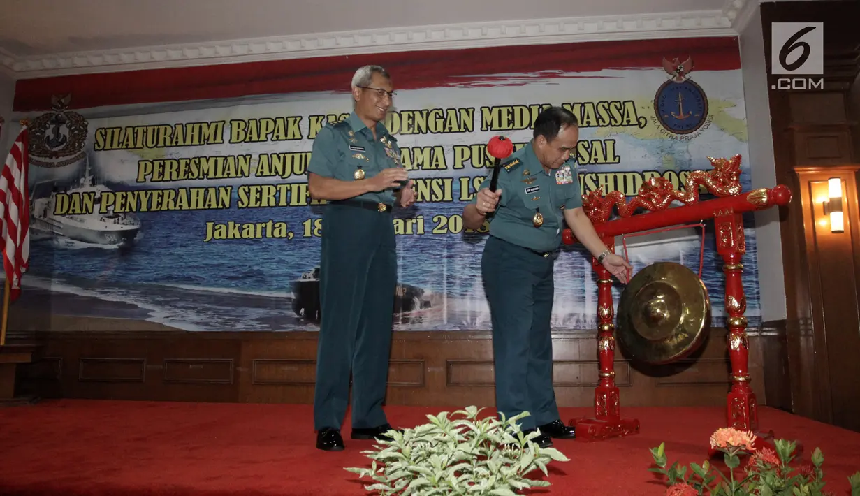 KSAL Laksamana TNI Ade Supandi memukul gong tanda peresmian anjungan utama Pushidrosal di Mako Pushidrosal, Jakarta, Kamis(18/1). Pushidrosal merupakan perwakilan Indonesia dalam bidang hidrografi. (Liputan6.com/Arya Manggala)