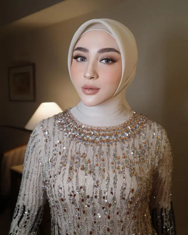 Resmi jadi Sarjana Hukum, 6 potret Margin Wieheerm berkebaya tampil memukau saat wisuda