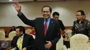 Menko Kemaritiman Rizal Ramli melambaikan tangan sebelum Rapat Kerja (Raker) Pansus Pelindo II di Gedung DPR RI, Senayan, Jakarta, Kamis (29/10). Raker itu membahas seputar masukan dalam pelaksanaan Pansus Angket Pelindo II (Liputan6.com/Johan Tallo)
