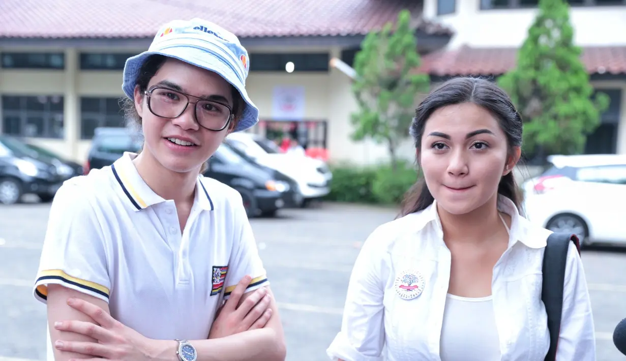 "Kalau saya bilang, Ariel tuh cewek langka, jarang saya lihat cewek seperti ini. Terharu masih ada manusia seperti dia, berhati mulia," ungkap Abdul Qodir Jaelani di kawasan Rawamangun, Jakarta Timur, Selasa (8/11). (Adrian Putra/Bintang.com)