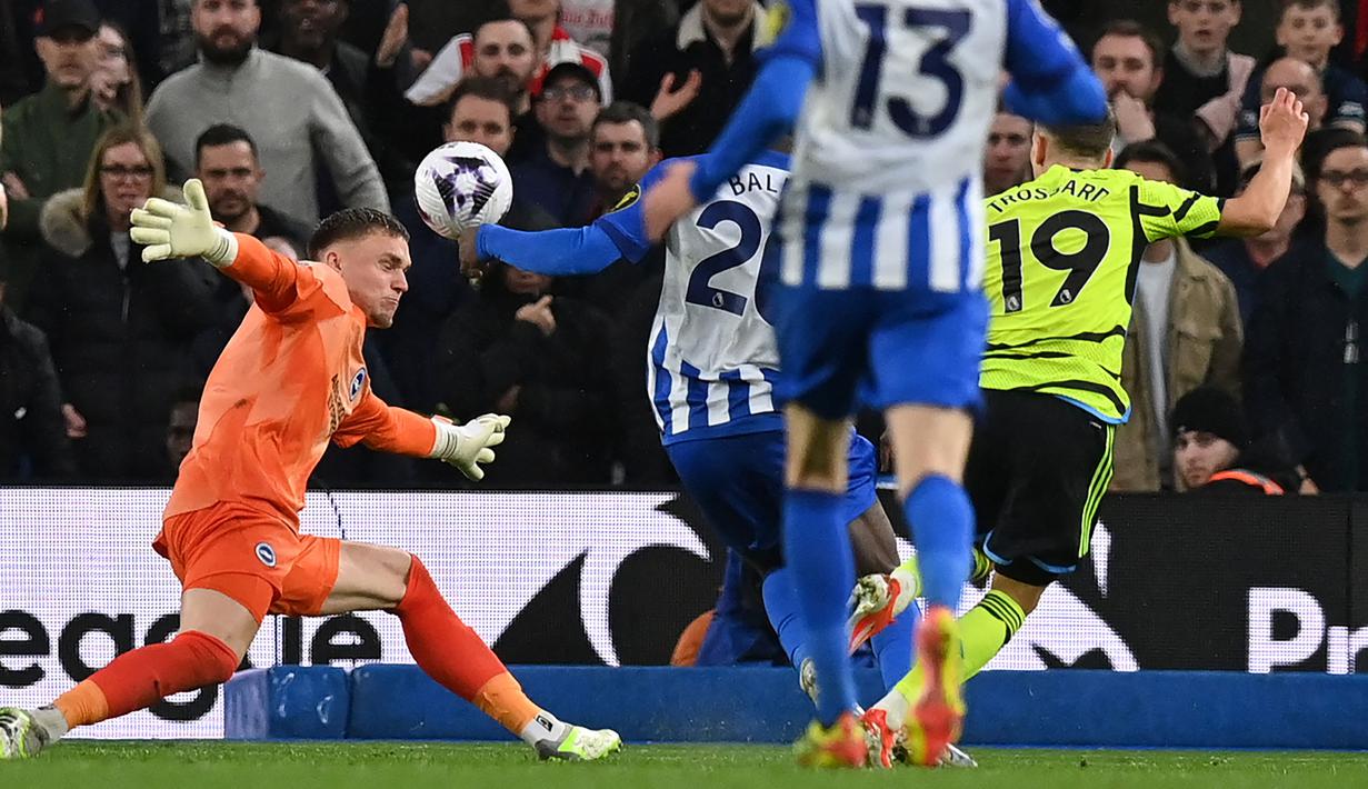 Pemain berkebangsaan Belgia tersebut sempat disoraki fans Brighton sebelum dimainkan. (AFP/Glyn Kirk)