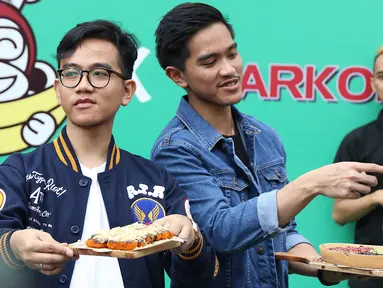 Putra Presiden Joko Widodo atau Jokowi, Gibran Rakabuming dan Kaesang Pangarep menunjukkan Sang Pisang dan Markobar saat launching outlet baru di Cikini, Jakarta, Minggu (11/3). Outlet tersebut hasil kolaborasi keduanya. (Liputan6.com/Immanuel Antonius)