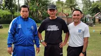 Djoko Susilo bersama Rudi Hariantoko dan Mahmudiana, dua sahabat yang juga mantan asisten pelatih di PSCS Cilacap dan Persiwa Wamena. (Bola.com/Gatot Susetyo)