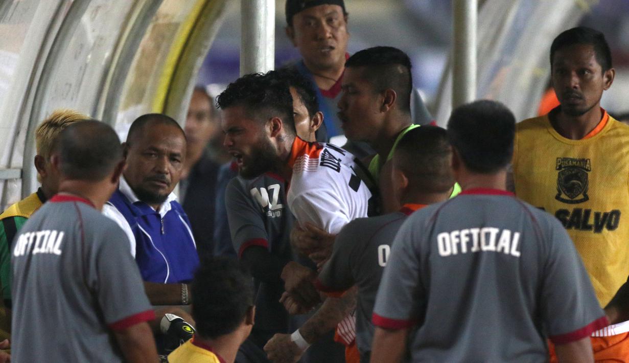 Pemain Pusamania Borneo FC, Diego Michiels, melampiaskan emosinya setelah menerima kartu merah saat bertanding melawan Persib dalam leg kedua perempatfinal Piala Presiden 2015 di Stadion Si Jalak Harupat, Bandung, Sabtu (26/9/2015). (Bola.com/Arief Bagus)