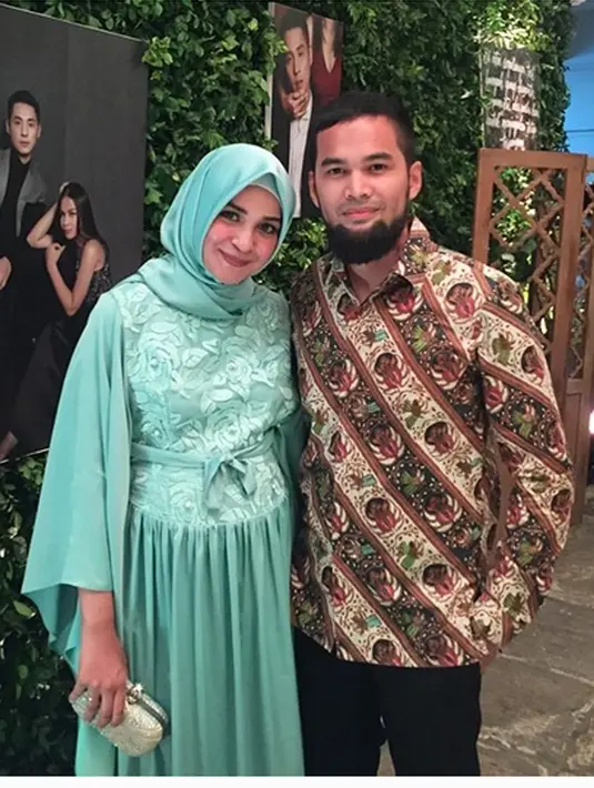 Pasca pernikahannya dengan Shireen Sungkar November 2013 silam, sedikit demi sedikit mulai ada perubahan demi mencari jalan Tuhan. Begitu juga dengan istrinya yang berpenampilan busana muslimah syar'i. (Instagram)