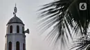 Menara masjid yang dibangun dalam pemugaran di Masjid Jami Al Alam, Jakarta, Kamis (22/4/2021). Pada 1972 di bawah kepemimpinan Gubernur Ali Sadikin, masjid ini ditetapkan sebagai Cagar Budaya, sekaligus dilakukannya pemugaran oleh Dinas Museum dan Sejarah DKI Jakarta. (merdeka.com/Iqbal S.Nugroho)