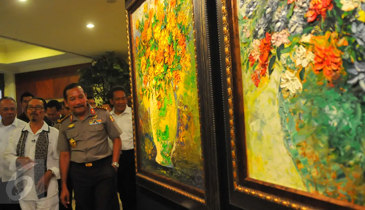 Kapolri Jenderal Badrodin Haiti melihat lukisan yang dipajang di Pameran Lukisan Dua Tanda di Hotel Sultan Jakarta, Senin (21/3/2016). Badrodin Haiti menyambut baik keberadaan Pameran Lukisan Dua Tanda. (Liputan6.com/Faisal R Syam)