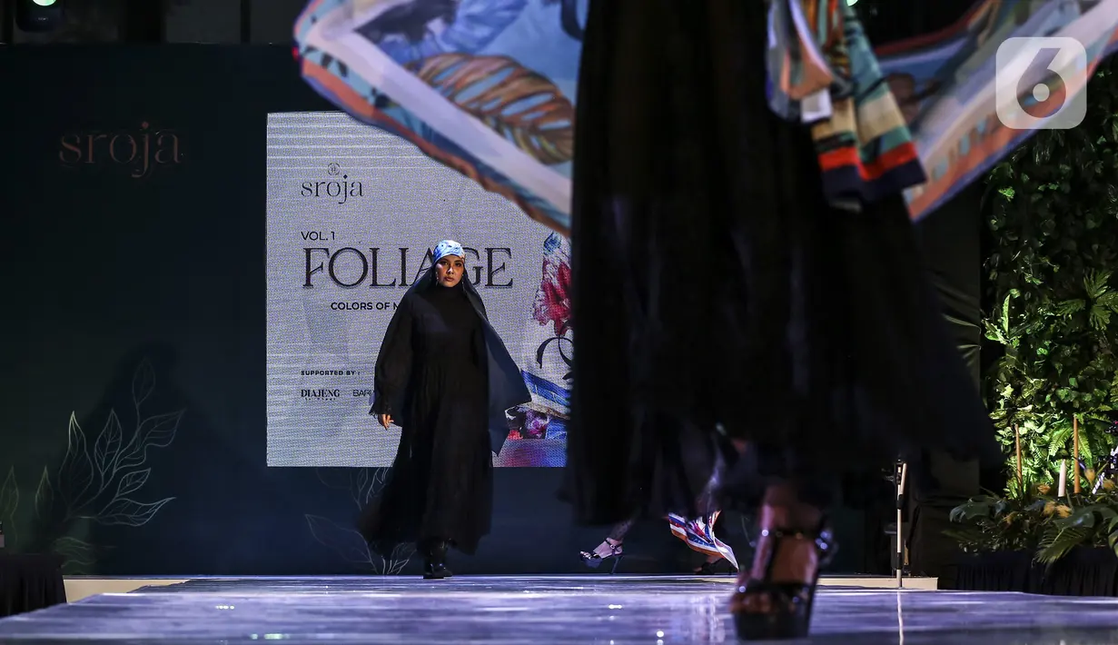 Model mengenakan koleksi scarf dari Sroja saat peluncuran di Jakarta, Sabtu (26/3/2022). Scarf Sroja memiliki kesan elegan dan modern. (Liputan6.com/Johan Tallo)