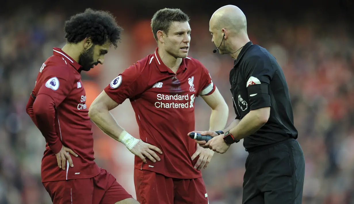 Pemain Liverpool, James Milner dan Mohamed Salah, berbincang dengan wasit saat melawan AFC Bournemouth pada laga Premier League di Stadion Anfield, Sabtu (9/2). Liverpool menang 3-0 atas AFC Bournemouth. (AP/Rui Vieira)
