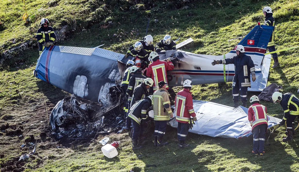 Petugas penyelamat memeriksa puing sebuah pesawat kecil wisatawan yang jatuh di Sanetsch Pass, Valais, bagian barat-daya Swiss, Minggu (20/8). Peristiwa itu menewaskan semua penumpang di dalamnya yang berjumlah tiga orang. (Olivier Maire/Keystone via AP)
