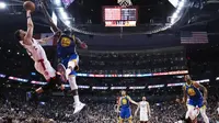 Pebasket Toronto Raptors, Fred Van Vleet, berusaha memasukan bola saat melawan Golden State Warriors pada laga Final NBA di Scotiabank Arena, Toronto, Kamis (30/5). Raptors menang 118-109 atas Warriors. (AP/Franck Gunn)