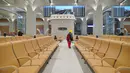 Para pekerja membersihkan kursi di ruang tunggu Stasiun Kereta Xiongan, yang merupakan bagian dari jalur kereta antarkota Beijing-Xiongan, di Kawasan Baru Xiongan di Provinsi Hebei, China utara (23/12/2020). Stasiun ini menampilkan pola dan lapisan yang dicetak menggunakan bekisting. (Xinhua/Mu Yu)
