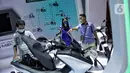 Pengunjung melihat koleksi sepeda motor yang dipamerkan dalam Indonesia International Motor Show (IIMS) 2023 di Jiexpo Kemayoran, Jakarta, Minggu (19/2/2023). Selain mobil, IIMS 2023 yang berlangsung hingga 26 Februari mengangkat tema "Bringing Opportunity for Otomotive Society Together" (BOOST) tersebut menghadirkan sekitar 40 merek produk sepeda motor dengan konsep terbaru. (merdeka.com/Iqbal S. Nugroho)