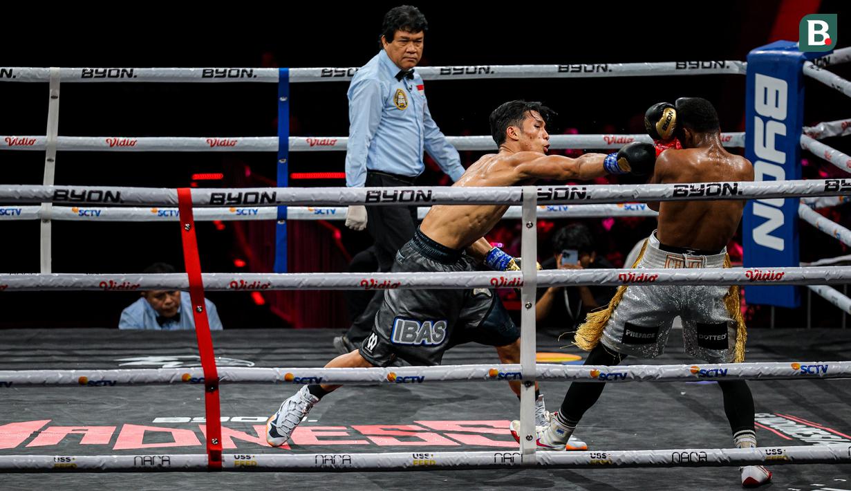 Ida Bagus Dwija Maha Gangga (Ibas) (tengah) memberikan pukulan kepada Atevus Chima Okefielem (Chima) (kanan) dalam pertarungan debut tinju profesional Byon Madness di Studio 6 Emtek City, Daan Mogot, Jakarta, pada Sabtu (26/04/2025). (Bola.com/Bagaskara Lazuardi)