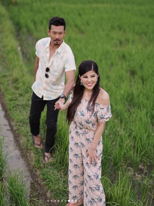 Dita Soedarjo dan Denny Sumargo tampak mesra saat berada di pematang sawah (Instagram/@ditasoedarjo)