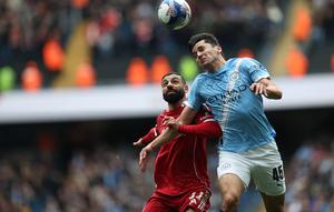 Mohamed Salah berebut bola dengan Abdukodir Khusanov dalam laga FA Cup antara Manchester City vs Liverpool di Etihad Stadium, 4 April 2026. (AFP/Darren Staples)